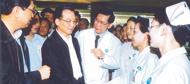 2003年，中共中央政治局常委、国务院总理温家宝亲临抗击“非典”一线——广东省人民医院慰问医务人员