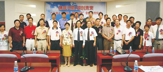 2005年我院在全省率先开展双向转诊，与首批11家基层医疗机构签约