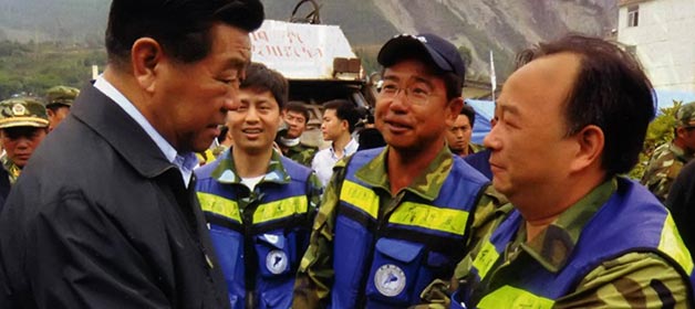2008年汶川特大地震发生后，我院先后派出10批医疗队奔赴灾区开展救援工作(图为国家领导接见我院医务人员)